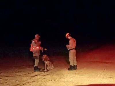 Imagem da notícia Cão farejador e drone com infravermelho reforçam buscas por idoso desaparecido em Paraíso das Águas